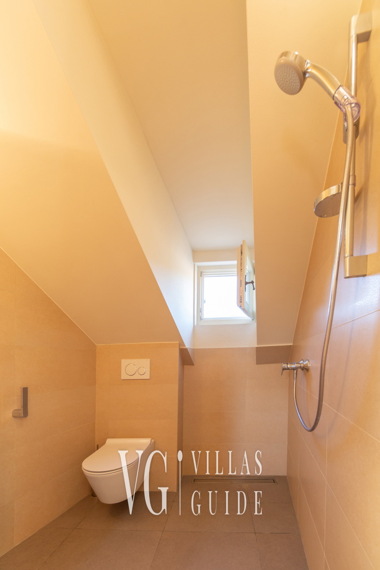 Villa Palazzo Antiqua beachfront Vis Kupaonica