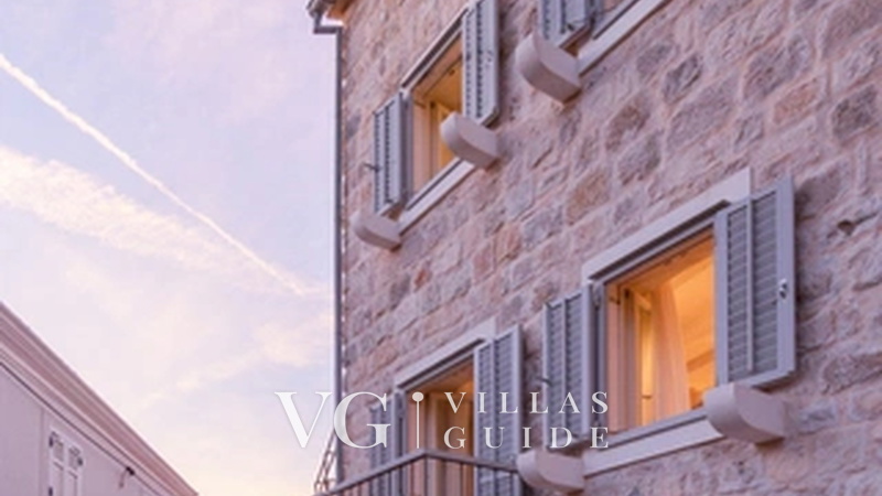 Villa Palazzo Antiqua beachfront Vis