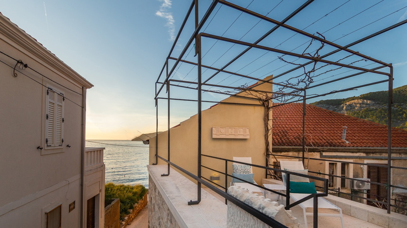 Villa Palazzo Antiqua beachfront Vis