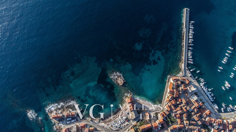 Villa Palazzo Antiqua beachfront Vis Microlocation