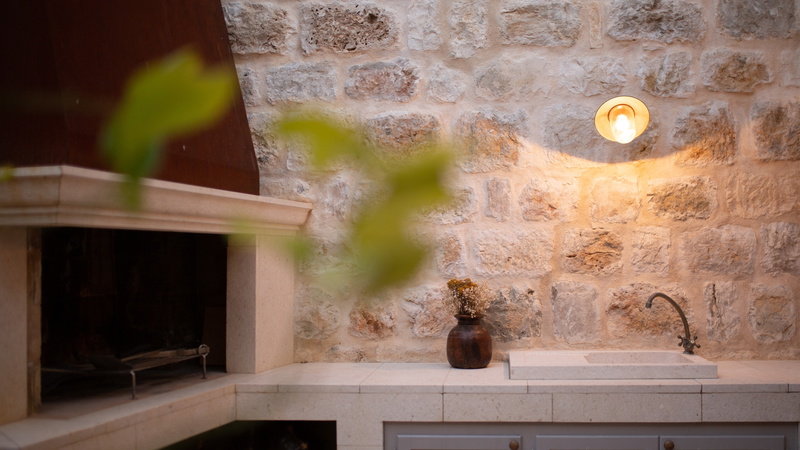 Villa Palazzo Antiqua beachfront Vis