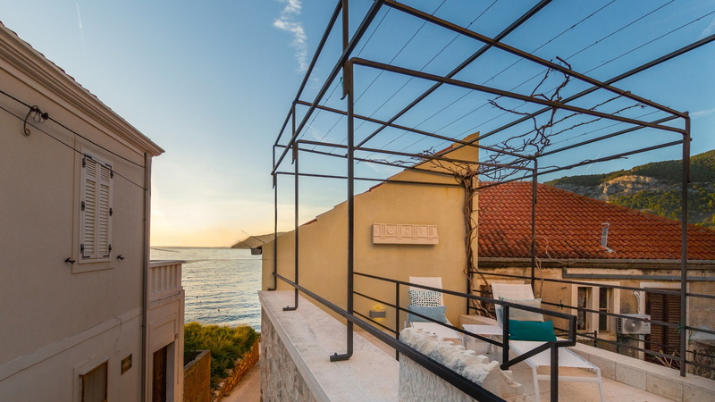 Villa Palazzo Antiqua beachfront Vis