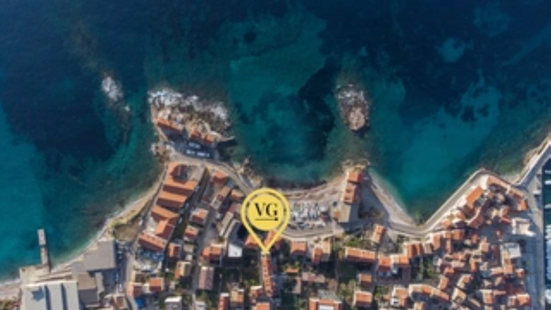 Villa Palazzo Antiqua beachfront Vis
