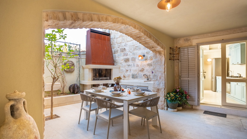 Villa Palazzo Antiqua beachfront Vis