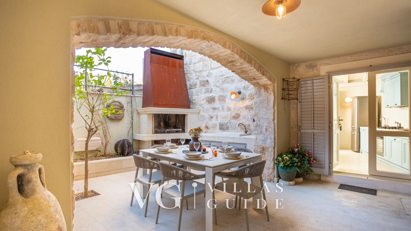 Villa Palazzo Antiqua beachfront Vis Garden and property exterior