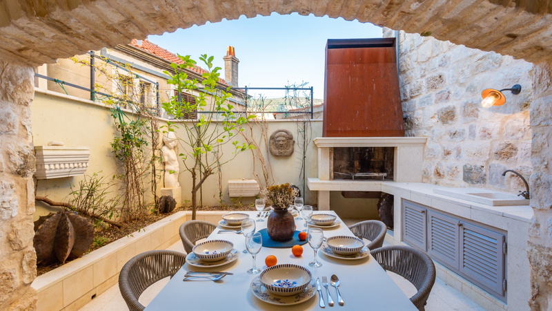 Villa Palazzo Antiqua beachfront Vis