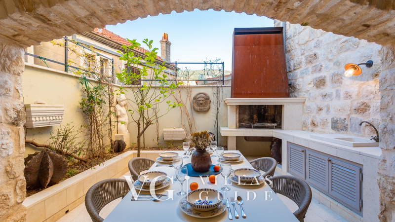 Villa Palazzo Antiqua beachfront Vis