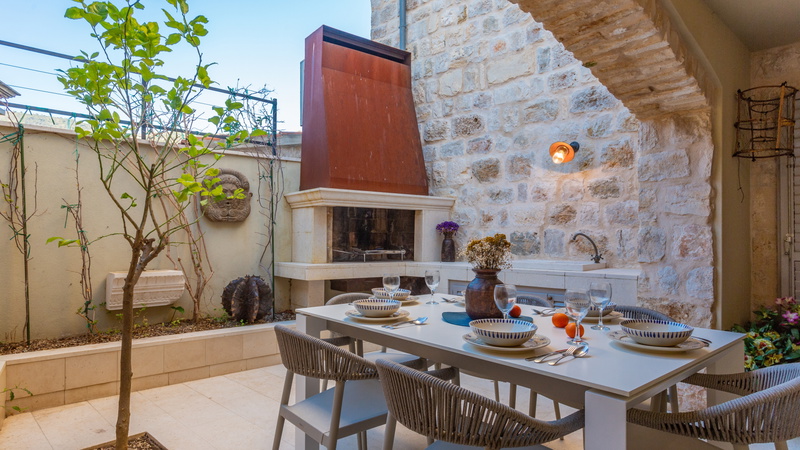 Villa Palazzo Antiqua beachfront Vis