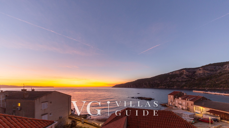 Villa Palazzo Antiqua beachfront Vis