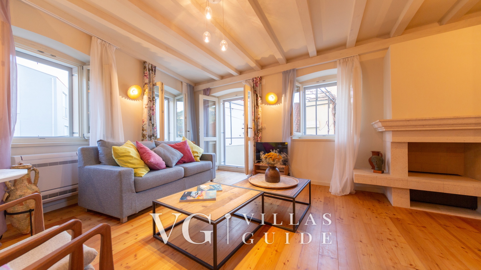 Villa Palazzo Antiqua beachfront Vis Living room