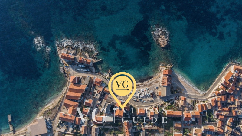 Villa Palazzo Antiqua beachfront Vis Garden and property exterior