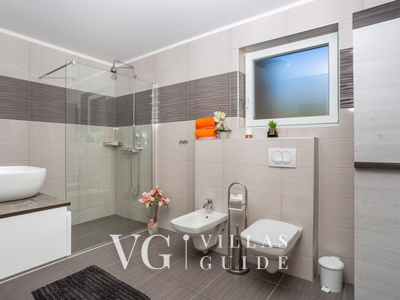 Villa Lemily with private pool Bathroom