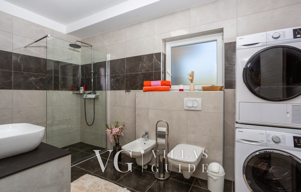 Villa Lemily with private pool Bathroom