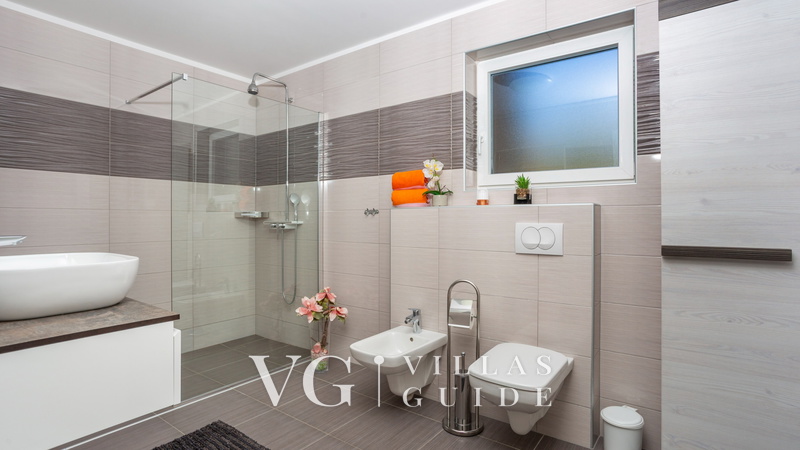 Villa Lemily with private pool Bathroom