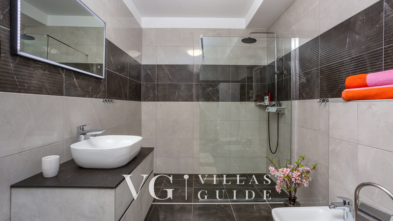 Villa Lemily with private pool Bathroom