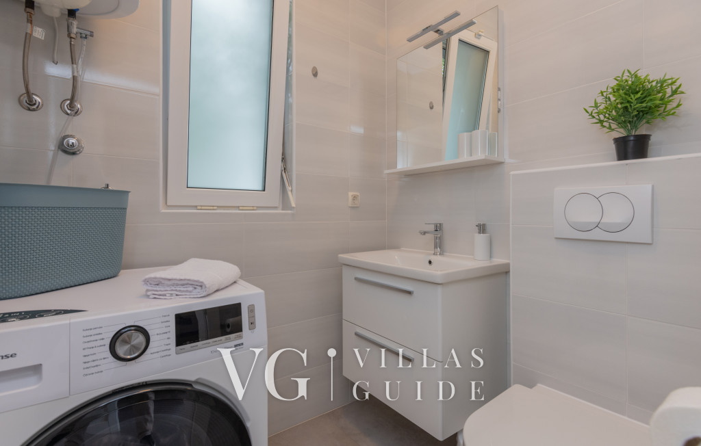 Villa More Vir 1 Guest toilet