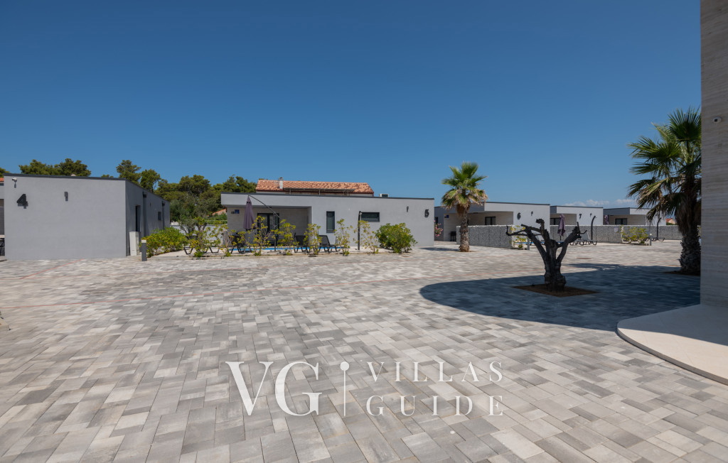 Villa More Vir 1 Garden and property exterior