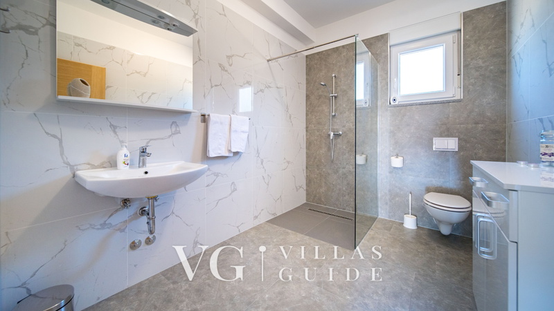 Villa Cyprian Bathroom