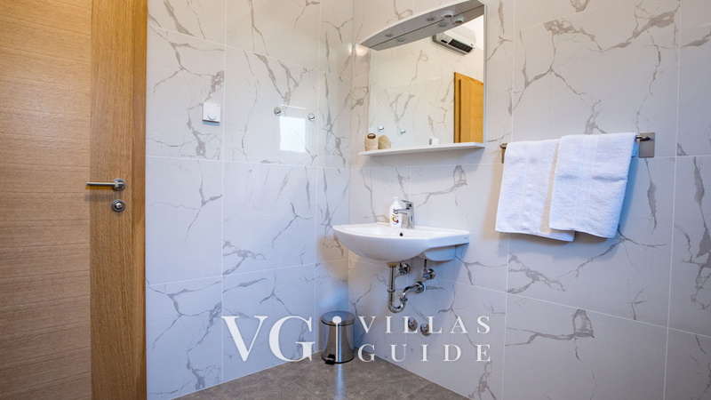 Villa Cyprian Bathroom