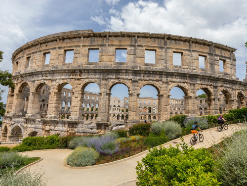 Modern & warm studio near Arena