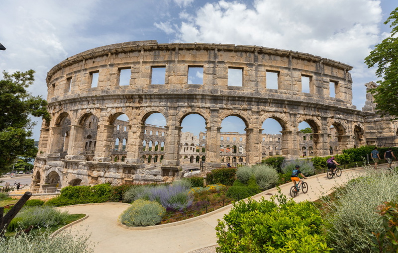 Modern & warm studio near Arena