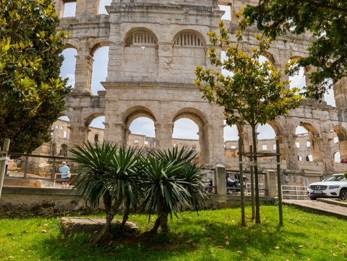 Modern & warm studio near Arena