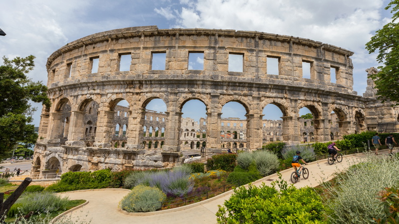 Modern & warm studio near Arena