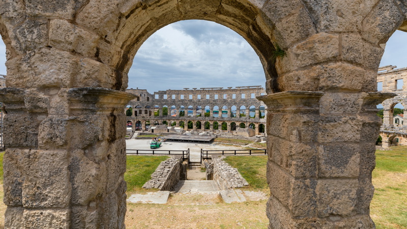 Modern & warm studio near Arena