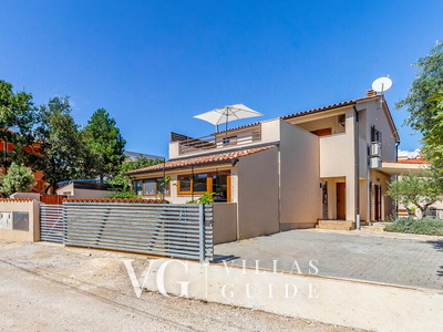 Villa Cissana Garden and property exterior