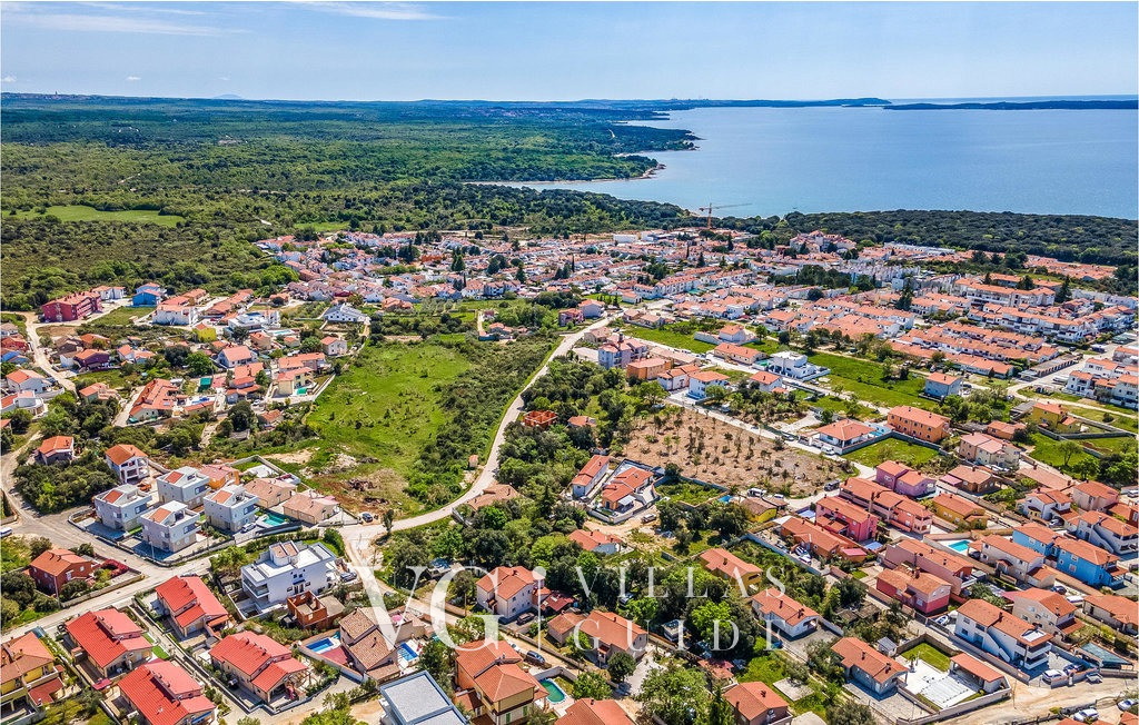 Villa Cissana Garden and property exterior