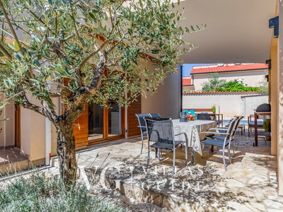 Villa Cissana Garden and property exterior