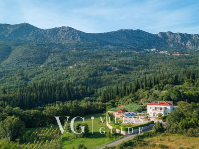 Cypress Paradise Garden and property exterior