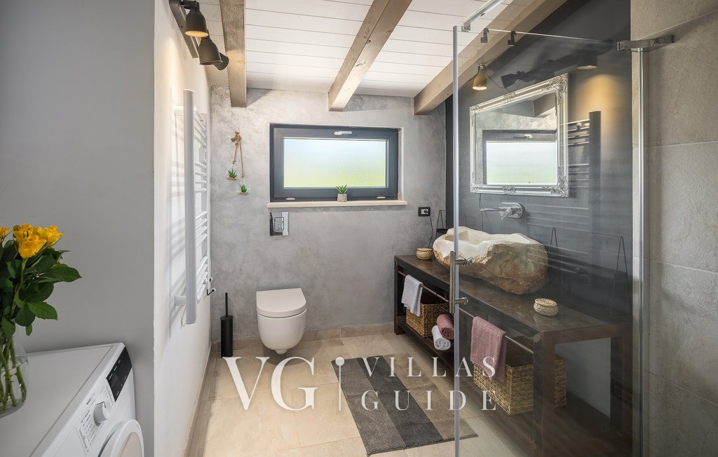 Villa Flora Bathroom