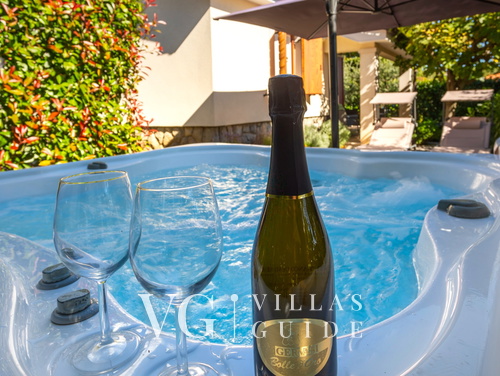 Romantic Holiday Home Beni with Jacuzzi