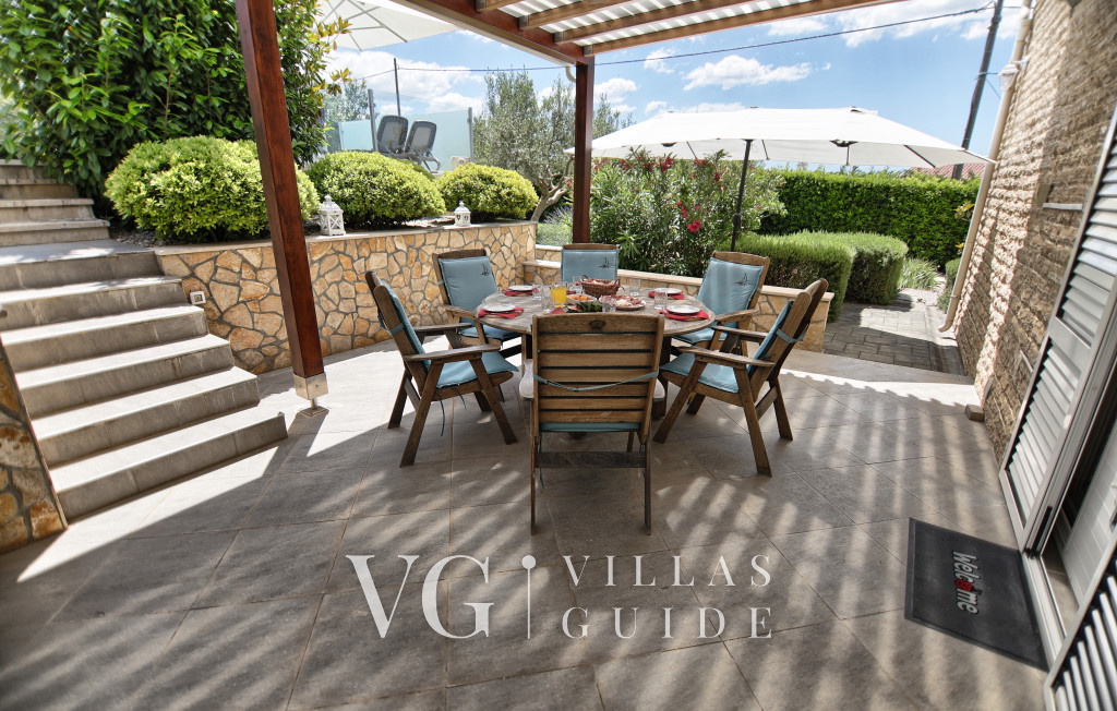 Holiday home Srećko Garden and property exterior