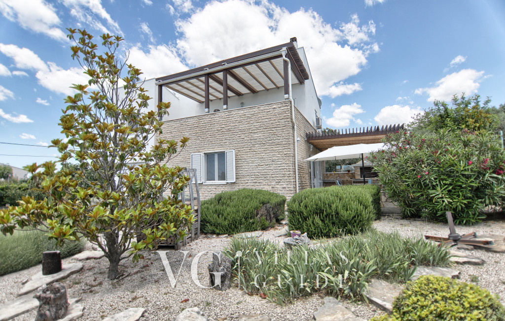 Holiday home Srećko Garden and property exterior