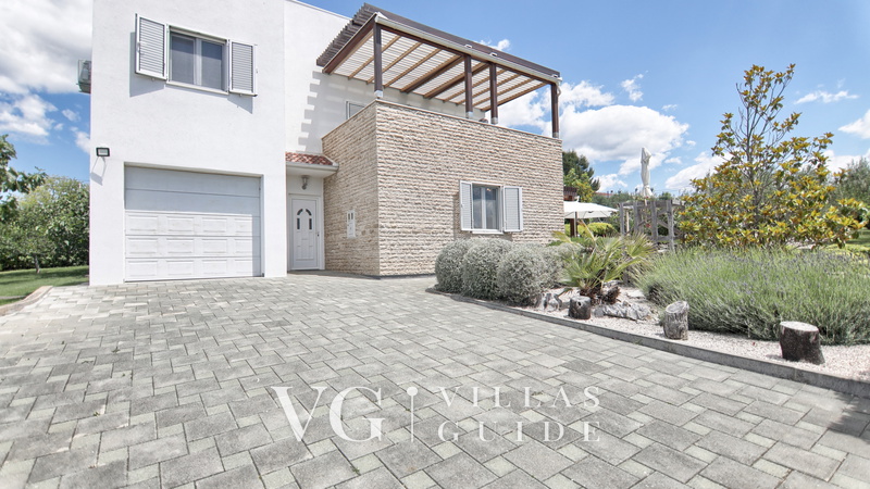 Holiday home Srećko Garden and property exterior