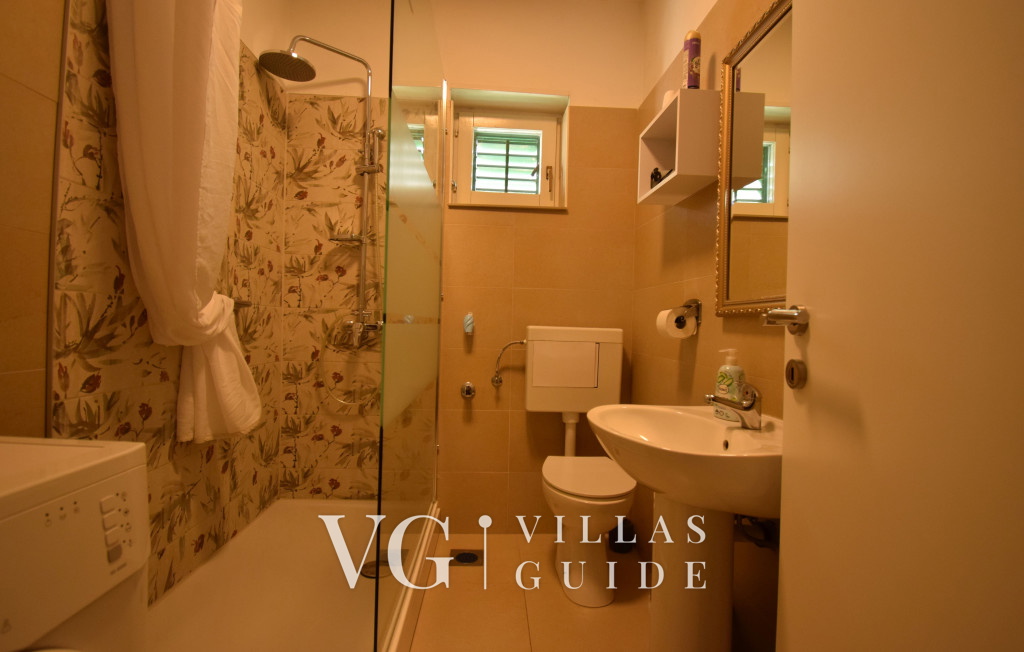 Apartman Ana - directly on the beach Bathroom