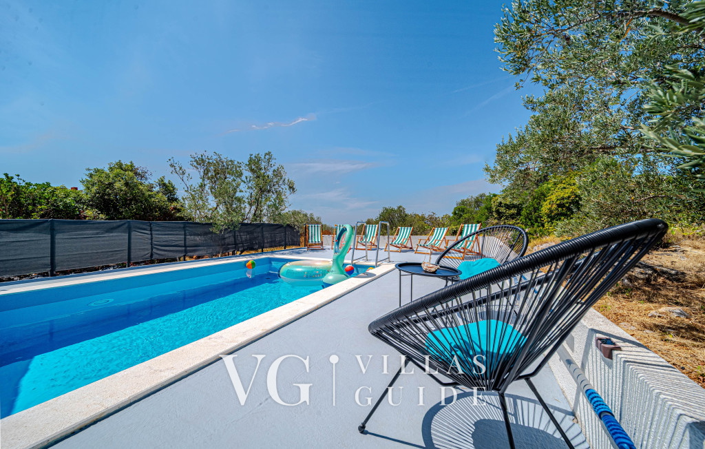 Holiday home Edi Piscina