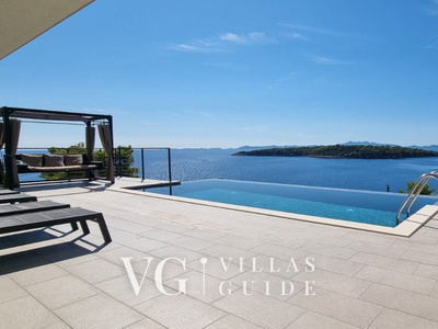 Villa Evia Garden and property exterior