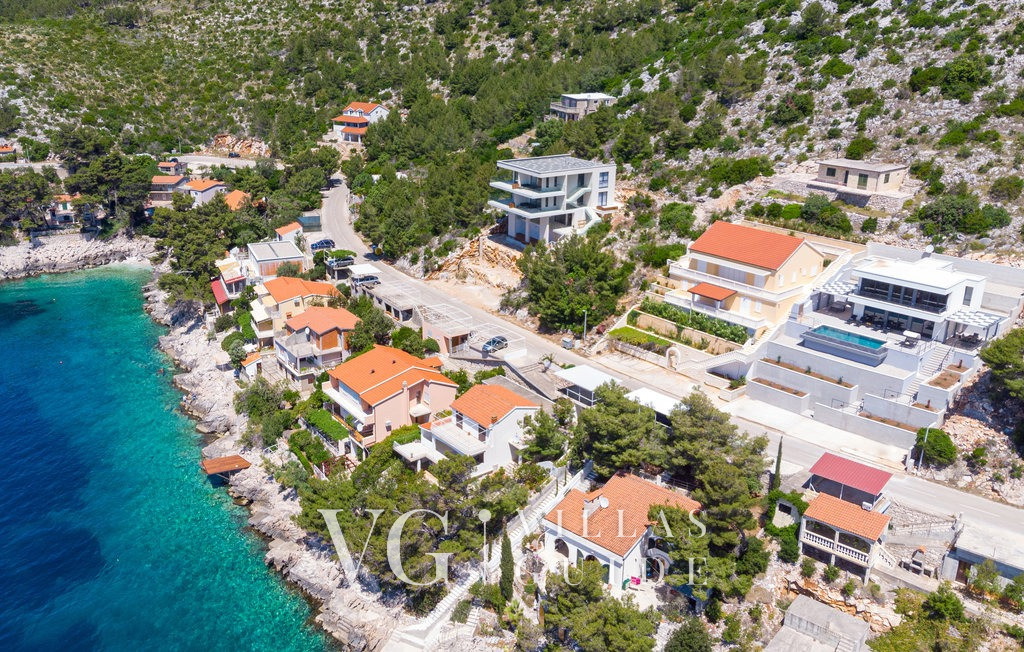 Villa Evia Garden and property exterior