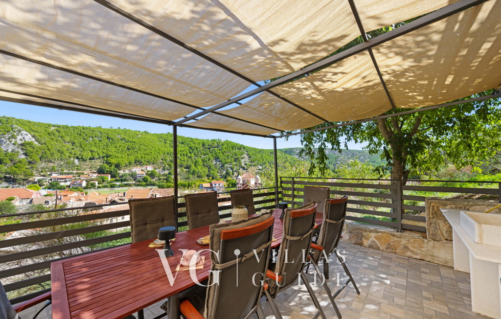 Villa Vista Garden and property exterior