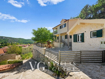 Villa Vista Garden and property exterior