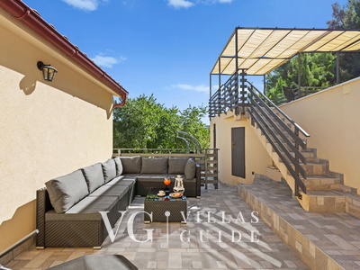 Villa Vista Garden and property exterior