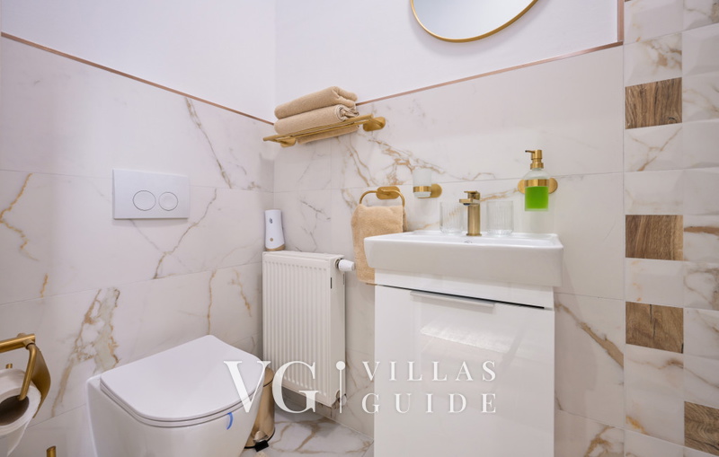 Dvori Perdedaj Bathroom