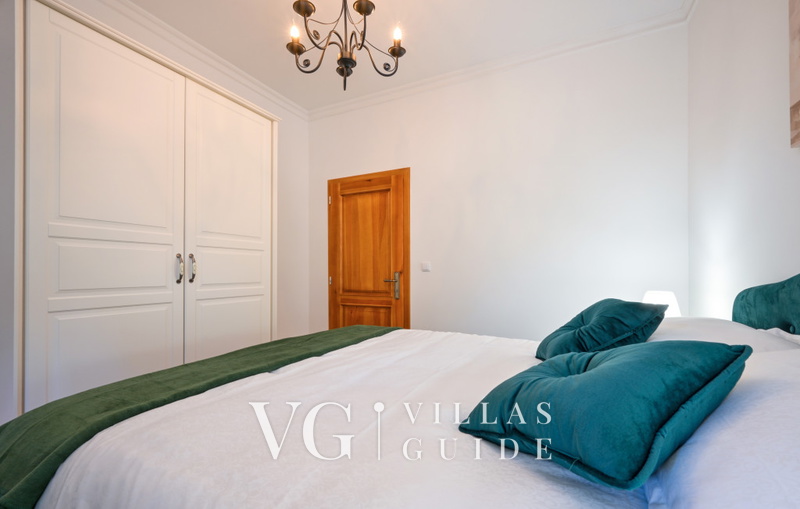 Dvori Perdedaj Bedroom