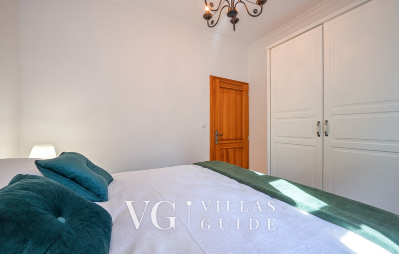 Dvori Perdedaj Bedroom