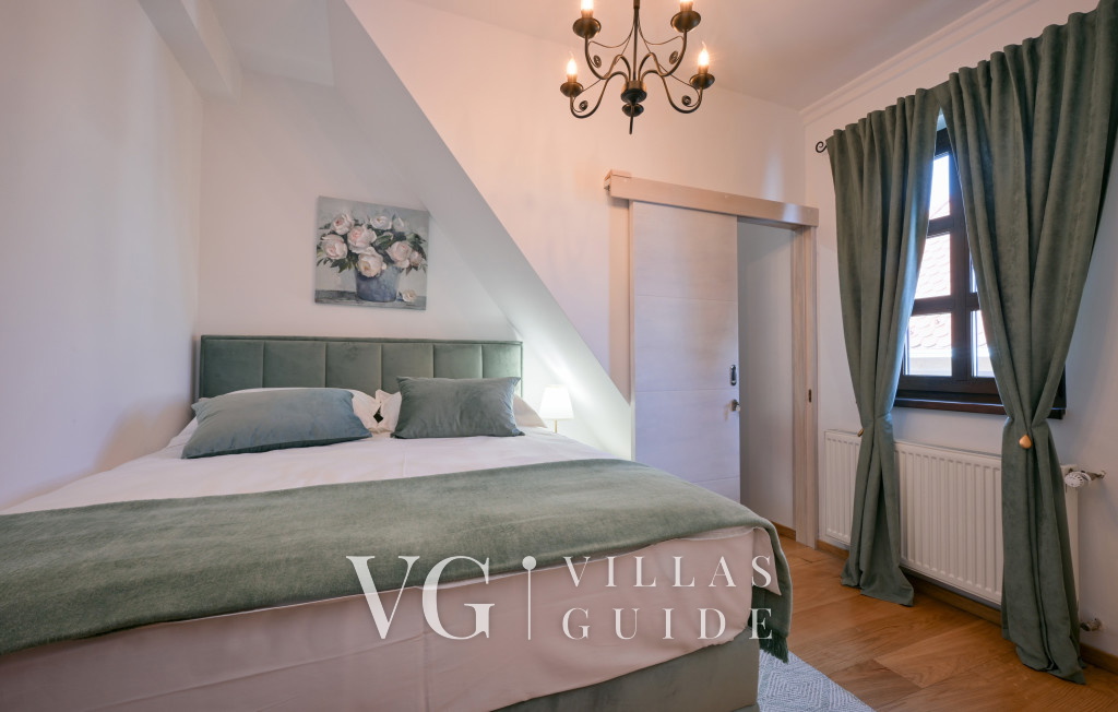 Dvori Perdedaj Bedroom