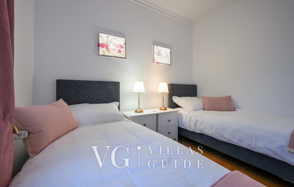 Dvori Perdedaj Bedroom