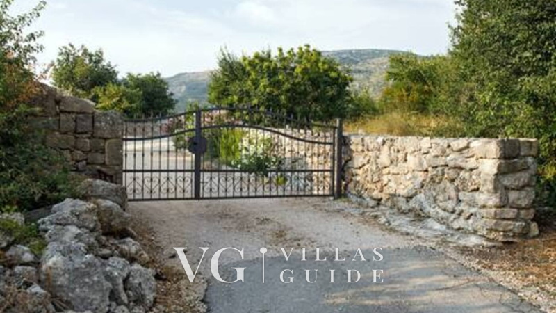 Holiday home Lišnjak Garten und Außenbereich